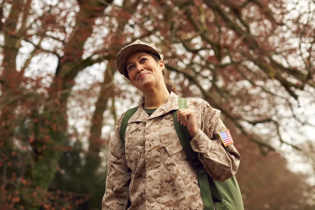 american-female-soldier-in-uniform-carrying-kitbag-2023-11-27-05-07-02-utc-scaled